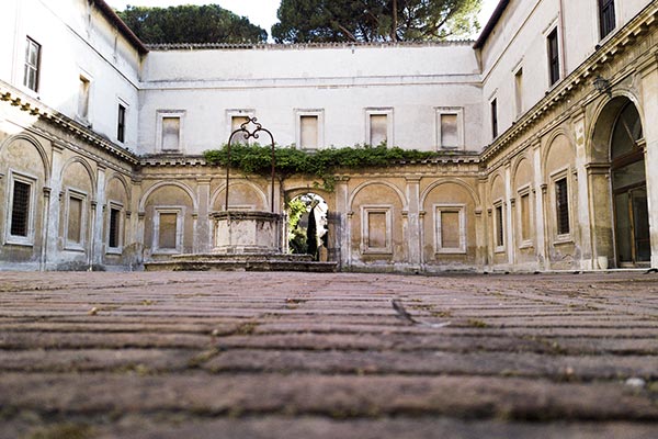 cortile interno casale san pio